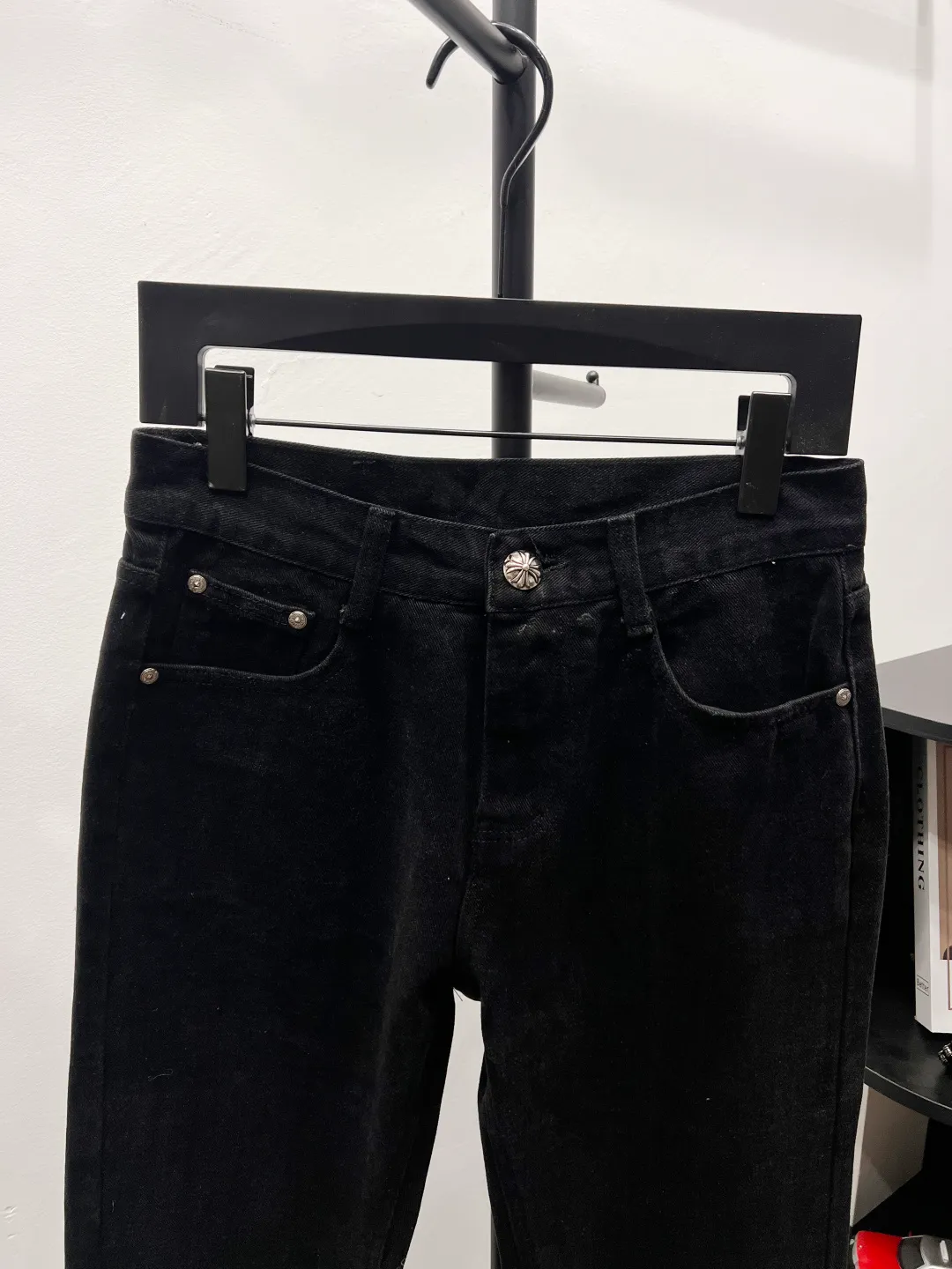 P210 Chrome Hearts Solid color black logo letter logo micro-flared straight-leg men's and women's jeans trousers Super modified leg shape A pair of magic pants with leg-drawing effect Chrome Hearts original washed stretch fabric Customized hardware logo Color: black Size: 28 30 32 34
